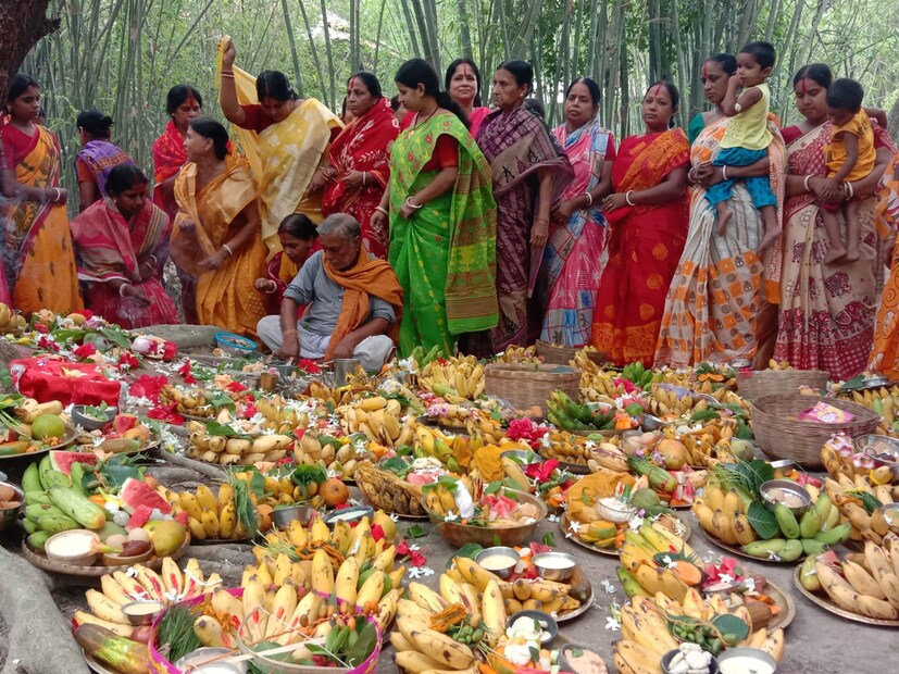 জামাইষষ্ঠীর শুভোদিনে জামাইদের আদর আপ্যায়ন করে শাশুড়িরা রকমারি খাবার রান্না করে পরিবেশন করার মধ্যে দিয়ে পালন করে l নিজস্ব ছবি ৷