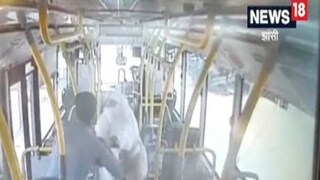 টাকা কম? কন্ডাক্টরের উপরে ঝাঁপিয়ে পড়লেন মহিলা, তার পর? ভাইরাল ভিডিও দেখছে দেশ!