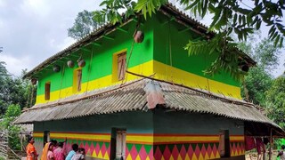 জঙ্গলমহলের ঘরের দেওয়ালে নানা রং এ আঁকা ছবি। জঙ্গলমহলের ঘরের দেওয়ালে নানা রং এ আঁকা ছবি।