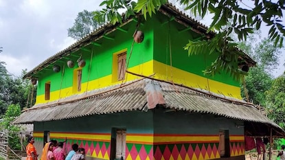 জঙ্গলমহলের ঘরের দেওয়ালে নানা রং এ আঁকা ছবি। জঙ্গলমহলের ঘরের দেওয়ালে নানা রং এ আঁকা ছবি।