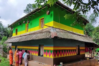  জঙ্গলমহলের ঘরের দেওয়ালে নানা রং এ আঁকা ছবি। 