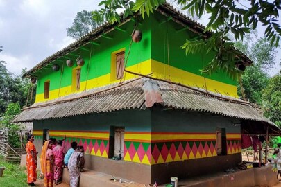  জঙ্গলমহলের ঘরের দেওয়ালে নানা রং এ আঁকা ছবি। 