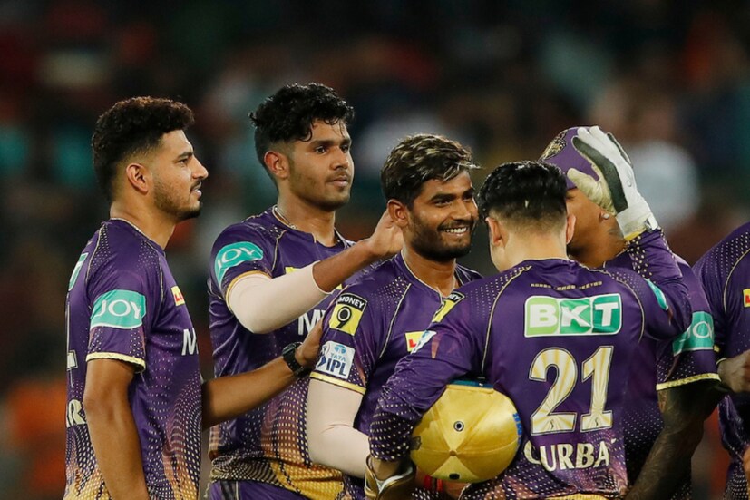 প্লে অফে কোয়ালিফাই করার জন্য প্রথম অঙ্ক যেটা হল আগামি ৪টি ম্যাচের সবকটিতেই জিততে হবে কলকাতা নাইট রাইডার্সকে। কিন্তু চারটে ম্যাচ জিতলেও থেকে যাবে প্রশ্ন।