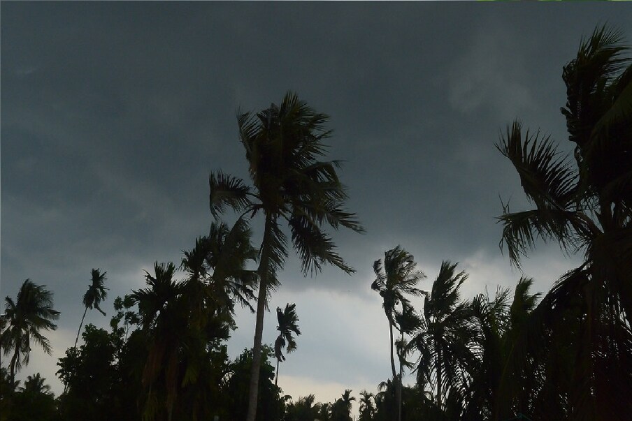  *সকাল থেকেই প্রখর রোদে তাপমাত্রার পারদ ঊর্ধ্বমুখী। দক্ষিণবঙ্গের সব জেলার তাপমাত্রা বাড়ছে। গরমে নাজেহাল সাধারণ মানুষ। মঙ্গলবার বিকেলের পর বর্ধমান ২৪ পরগণা কলকাতা-সহ বিভিন্ন জায়গায় ঝড়বৃষ্টি হয়েছে। প্রতিবেদনঃ সৈকত শী। ফাইল ছবি।