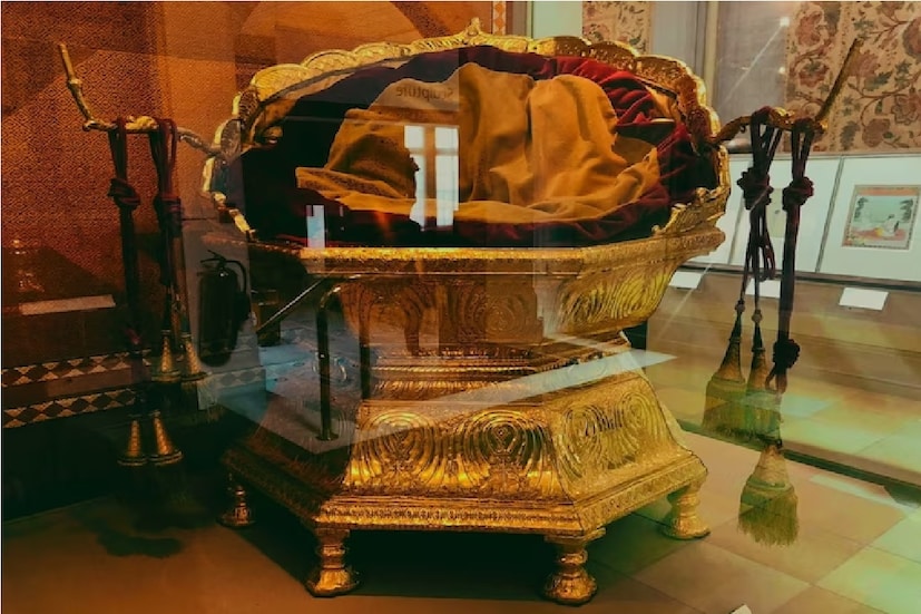 মহারাজা রঞ্জিত সিংয়ের সিংহাসন: ইঙ্গ-শিখ যুদ্ধের সময়, ব্রিটিশরা তাদের সঙ্গে  মহারাজ রঞ্জিত সিংয়ের অমূল্য সিংহাসনও নিয়ে যায়। এটি হাফিজ মুহাম্মদ মুলতানি ১৮২০-১৮৩০ সালের মধ্যে নির্মাণ করেছিলেন। এটি কাঠ এবং রেজিন দিয়ে তৈরি হয়েছিল। তার ওপর সোনার প্রলেপ দেওয়া হয়েছিল।