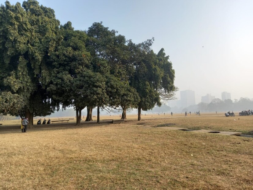 গরম ও অস্বস্তিকর আবহাওয়া আগামী তিন দিন। তাপপ্রবাহ চলবে উত্তর ও দক্ষিণবঙ্গের বেশিরভাগ জেলাতে। গরমে নাজেহাল অবস্থা দক্ষিণবঙ্গের জেলাগুলিতে। শুক্রবারে আবহাওয়ার পরিবর্তন হবে। শনি ও রবিবার উপকূলের জেলাগুলিতে বৃষ্টির সম্ভাবনা রয়েছে। এমনটাই জানিয়েছে আবহাওয়া দফতর ৷ 