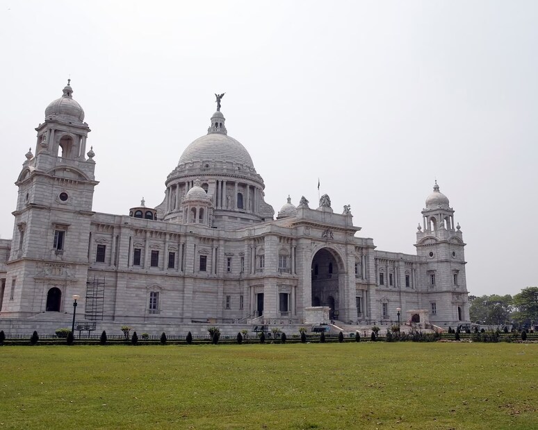  কলকাতা: কলকাতা তো সিটি অফ জয়। আনন্দের এই শহরের নৈশ জীবনও বড়ই সুন্দর। বিভিন্ন এলাকায় রয়েছে কাফে, রেস্তোরাঁ, নাইটক্লাব, পানশালা। যা দিনের শেষে অক্সিজেনটুকু দিতে পারে। এছাড়া রাতের কলকাতা বড়ই মায়াবী। রাত বাড়লে লং ড্রাইভে বেরিয়ে পড়ে শহর ঘুরে দেখার মজাটাই আলাদা।