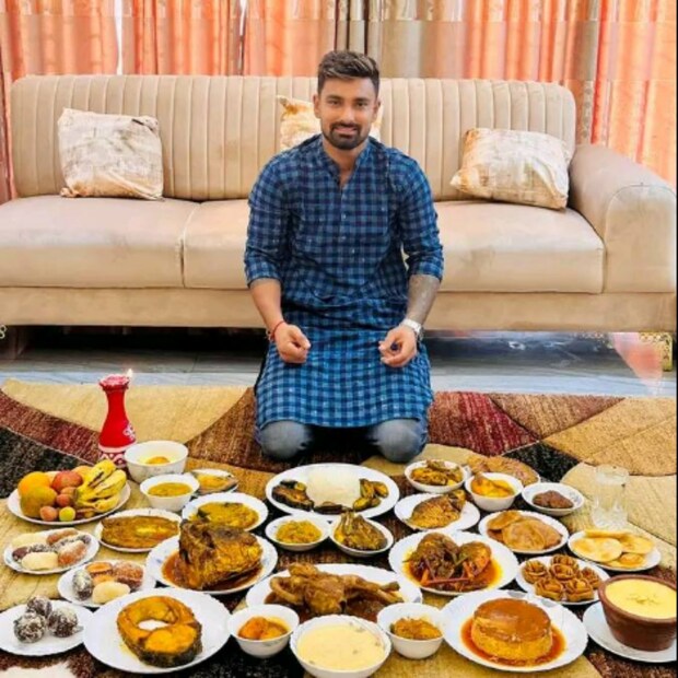 লিটন দাস যে ছবি শেয়ার করেছে তাতে তার পাতে কি খাবার নেই সেটাই বলা মুশকিল সব রকমের খাওয়ার জামাইকে সাজিয়ে দিয়েছেন লিটনের শাশ্বড়ি।