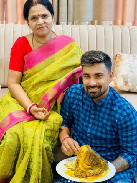 জামাইষষ্ঠীতে লিটনের পরনে নীল পাঞ্জাবি সঙ্গে জিনস। কেকেআরের সোশ্যাল মিডিয়াতেও লিটনের জামাইষষ্ঠী পালনের ছবি শেয়ার করা হয়েছে। 