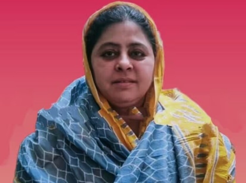 দোর্দণ্ডপ্রতাপ এই নারী আবার লেডি ডন নামেও পরিচিত। কিন্তু তাঁদের আলাপ এবং প্রেম কীভাবে হয়েছিল, সেই গল্পই শুনে নেওয়া যাক আজ। শায়েস্তা বরাবরই পড়াশোনায় ভাল ছিলেন। স্নাতক স্তরের পড়াশোনা করার সময়ই আতিকের সঙ্গে পরিচয়। সুন্দরী শায়েস্তাকে প্রথম দেখাতেই প্রেমে পড়ে যান আতিক। শোনা যায়, শায়েস্তা না কি খুবই মেজাজী ছিলেন। আর এই স্বভাবই তাঁর প্রতি আরও আকর্ষণ করেছিল অষ্টম শ্রেণী উত্তীর্ণ গ্যাংস্টার আতিককে।