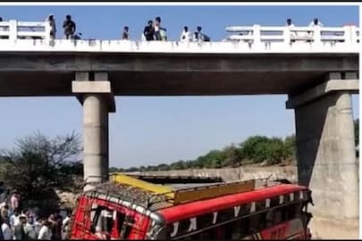 সেতু থেকে নীচে গিয়ে পড়ে বাসটি৷ ছবি- এএনআই