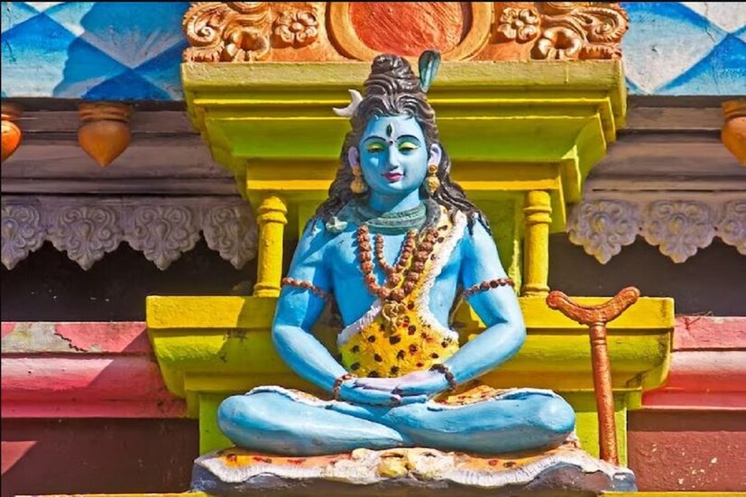 সমুদ্র মন্থনের কাহিনী সম্পর্কে সকলেই জানেন৷ এই সময়ে বিষ বা হলাহল  উঠে এসেছিল৷ এই বিষ স্বয়ং মহাদেব নিজের কণ্ঠে ধারণ করে নেন৷ এই জন্যেই তাঁকে নীলকণ্ঠও বলা হয়৷  (Image: Canva)