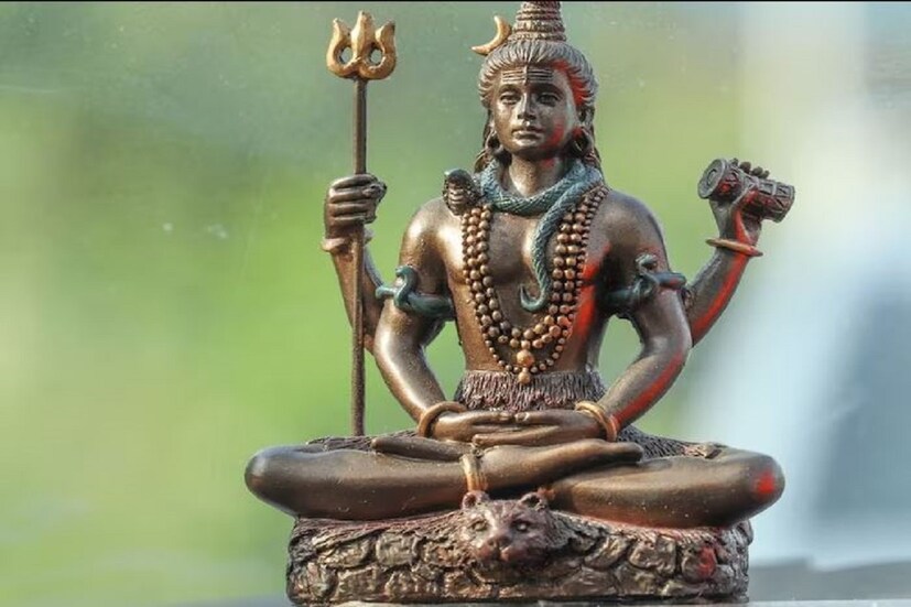 পৌরাণিক মান্যতা অনুযায়ী বিষপানের প্রভাবে ভগবান ভোলানাথের শরীরে অত্যন্ত উষ্ণতা অনুভব হচ্ছিল৷ তাঁর শরীরে শীতলতার প্রয়োজন ছিল৷ বিষের কারণে তাঁর শরীরে জ্বলন অনুভব হচ্ছিল৷ তখন চন্দ্র এবং সব দেবতারা তাঁকে শীতলতা দেওয়ার জন্য চাঁদ মাথায় ধারণ করার পরামর্শ দেন৷
