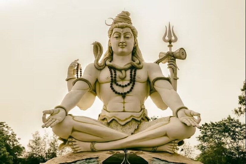 চন্দ্র এবং দেবতারা প্রার্থণায় ভগবান মহাদেব নিজের মাথায় চন্দ্রমা ধারণ করে নেন৷ যার জন্য তাঁর শরীরে শীতলতা প্রদান করেন৷ শ্বেত চন্দ্রমা খুবই শীতল হন৷ তাঁর থেকে পুরো সৃষ্টি শীতলতা পায়৷ এই কারণে মহাদেব তাঁকে মাথায় ধারণ করে নেন৷