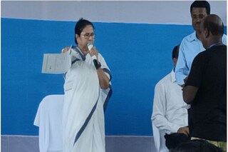 খাদিকুল গ্রামে মুখ্যমন্ত্রী মমতা বন্দ্যোপাধ্যায়৷ ছবি- সুজিত ভৌমিক