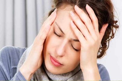 ঘাড়ের পিছন থেকে মাথা ব্যথা করে (প্রতীকী ছবি)