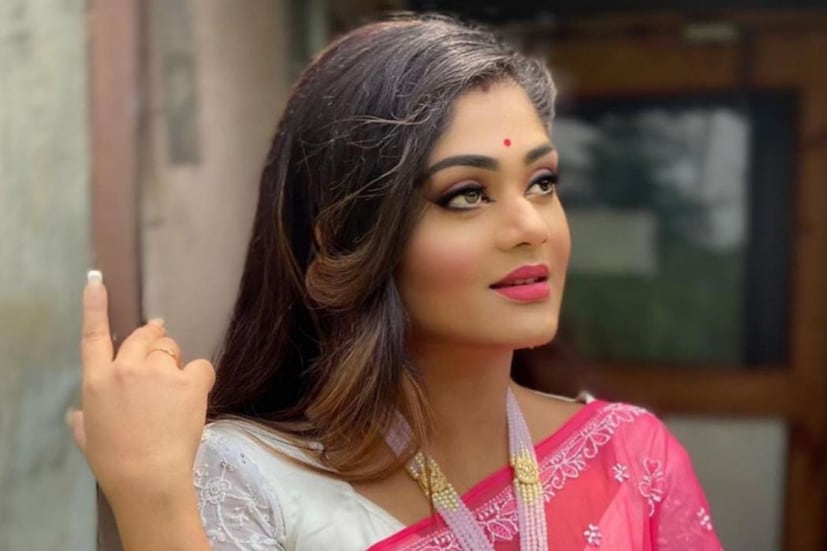  দীর্ঘ দিনের প্রেমিক রেমো দাসের সঙ্গে বিয়ের পর 'বাংলা মিডিয়াম' ধারাবাহিকে অভিনয় করছেন মিষ্টি সিং৷ সেই ধারাবাহিকেই মা হয়েছেন মিষ্টি৷ সুহানার চরিত্রে দেখা যাচ্ছে টলিপাড়ার নতুন বউ মিষ্টি সিংকে৷