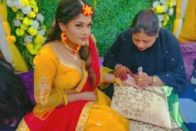 মেহেন্দির রঙে হাত রাঙালেন মিষ্টি সিং। অভিনেত্রী আগেই জানিয়েছিলেন ১৪ মে পরিবার ও বন্ধুবান্ধবদের নিয়ে হবে মেহেন্দি ও গায়ে হলুদের অনুষ্ঠান। সেই মতোই সকলকে নিয়ে সারলেন অনুষ্ঠান।  