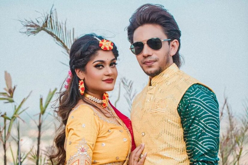 মিষ্টি-রেমো 'হলদি' লুকে নজর কাড়লেন সকলের। হলুদ লেহেঙ্গা সঙ্গে লাল ওড়না। তাঁর সঙ্গে ম্যাচিং পোশাক ও সানগ্লাসে রেমোও তাক লাগিয়ে দিলেন। 