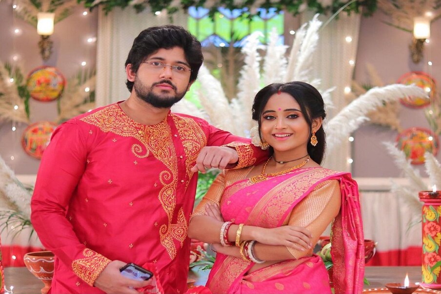  *দু-বছর ধরে সগর্বে চলছে মিঠাই ধারাবাহিক। সম্প্রতি গল্প বেশ জমে উঠেছে। দর্শকরা নতুন করে মিঠাইয়ের গল্প উপভোগ করতে শুরু করেছেন। কিন্তু তখনই ছন্দপতন! অন্তিম শুটিংয়ের খবর সোশ্যাল মিডিয়ায় ভাগ করে নিয়েছেন ধারাবাহিকের মুখ্য চরিত্র সিদ্ধার্থ অর্থাৎ আদৃত রায়। সংগৃহীত ছবি।