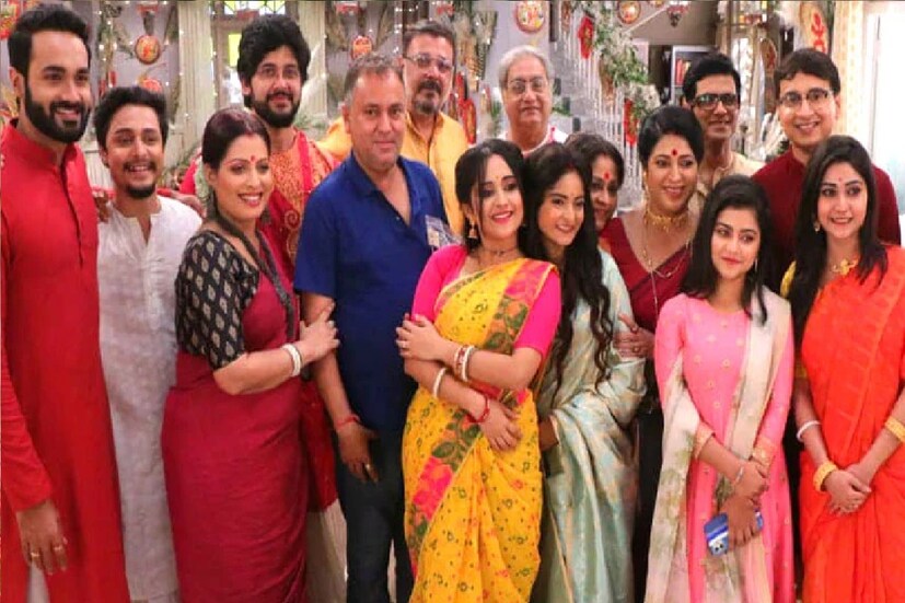 *আসলে মনোহরা অর্থাৎ যে বাড়িতে মিঠাই-সিদ্ধার্থ, সোম-তোর্ষা, দাদাই-ঠাম্মি থাকতেন, সেই বাড়িতে শেষ শুটিং হয়ে গেল শনিবার। অর্থাৎ সেই সেটে আর শুটিং হবে না। শনিবার সেখানে শেষ শুটিং করেছেন কলাকুশলীরা। মিঠাইয়ের সেট বদল হচ্ছে। সংগৃহীত ছবি। 