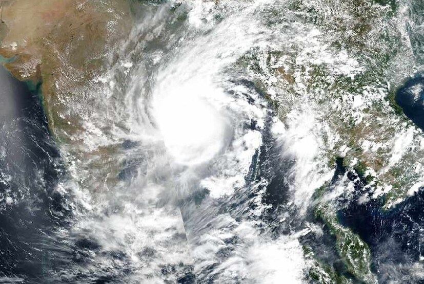 ঘূর্ণিঝড় মোকা কতটা এলাকা নিয়ে বিস্তৃত হয় বা কতটা সময় নিয়ে শক্তিশালী হয়, তার ওপরই এখন নির্ভর করছে আমাদের রাজ্যের উপকূলে কতটা প্রভাব পড়বে। ঘূর্ণাবর্ত নিম্নচাপে পরিণত। দক্ষিণ পূর্ব বঙ্গোপসাগর ও দক্ষিণ আন্দামান সাগরে নিম্নচাপ ঘনীভূত হচ্ছে। মঙ্গলবার নিম্নচাপ গভীর নিম্নচাপে পরিণত হবে। দক্ষিণ-পূর্ব বঙ্গোপসাগর আন্দামান সাগর এবং কিছুটা মধ্য বঙ্গোপসাগরে এই নিম্নচাপ অতি গভীর নিম্নচাপে পরিণত হবে। এই অঞ্চলেই অতি গভীর নিম্নচাপ ঘূর্ণিঝড়ে পরিণত হতে পারে বুধবার।
