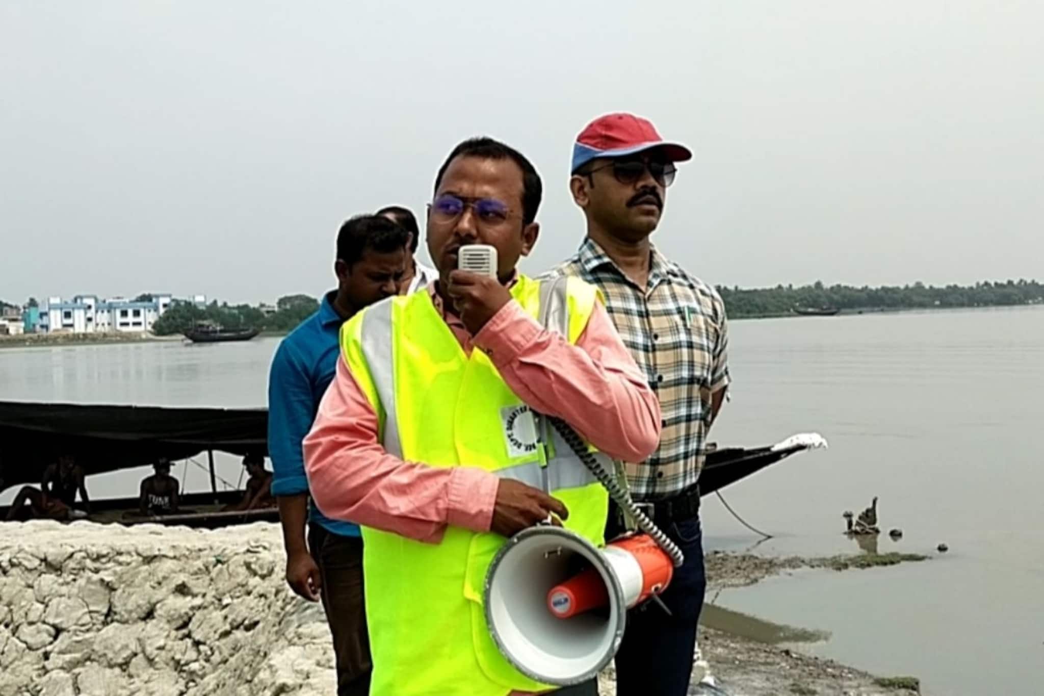 প্রবল বেগে ধেয়ে আসছে মোকা! সুন্দরবনের নদীবাঁধ পরিদর্শনে বিডিও প্রশাসনিক কর্তারা