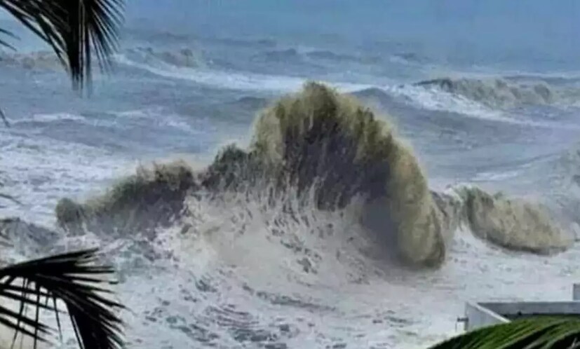 বৃহস্পতিবারের এই অভিমুখ পরিবর্তনেই পশ্চিমবঙ্গের উপকূলে ঘূর্ণিঝড়ের কতটা প্রভাব পড়বে তা সুনিশ্চিত হয়ে যাবে। এখনও পর্যন্ত আবহাওয়াবিদদের অনুমান মোকার উত্তর বঙ্গোপসাগরে প্রবেশ করার সম্ভাবনা অনেকটাই কম। শেষ পর্যন্ত উত্তর বঙ্গোপসাগরে এই সিস্টেম প্রবেশ না করলে পশ্চিমবঙ্গ উপকূলে মেঘলা আকাশ, হালকা বৃষ্টি ও সামান্য ঝোড়ো বাতাস ছাড়া আর কোনও প্রভাব সেভাবে পড়বে না বলেই অনুমান আবহাওয়াবিদদের। 