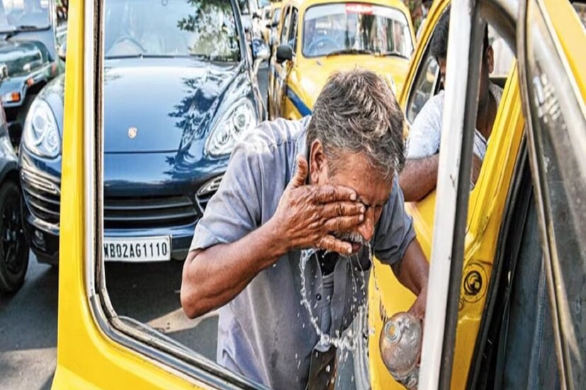 বুধবার পর্যন্ত ঝড় বৃষ্টির কোনও সম্ভাবনা নেই। ক্রমশ বাড়বে তাপমাত্রা। মোকার পরোক্ষ প্রভাবে মঙ্গলবার থেকে অস্বস্তিকর আবহাওয়া। পশ্চিমের জেলাগুলিতে তাপমাত্রা ৪০ ডিগ্রি ছাড়িয়ে যেতে পারে। উত্তরবঙ্গের পার্বত্য এলাকায় বৃষ্টি চলবে। বুধবার পর্যন্ত ঝড় বৃষ্টির কোনও সম্ভাবনা নেই। ক্রমশ বাড়বে তাপমাত্রা। মোকার পরোক্ষ প্রভাবে মঙ্গলবার থেকে অস্বস্তিকর আবহাওয়া। পশ্চিমের জেলাগুলিতে তাপমাত্রা ৪০ ডিগ্রি ছাড়িয়ে যেতে পারে। উত্তরবঙ্গের পার্বত্য এলাকায় বৃষ্টি চলবে।