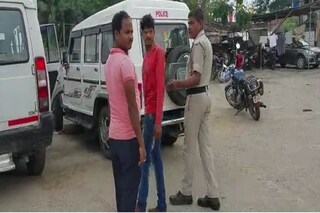 ধৃত বুদ্ধদেব মণ্ডল (মাঝখানে)।