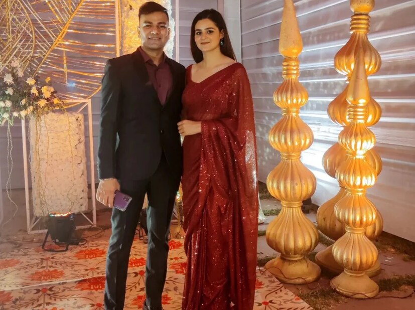 শুধু আইপিএস হিসেবেই নন, সোশ্যাল মিডিয়াতেও বেশ জনপ্রিয় সিমি। ইনস্টাগ্রামে তাঁর ফলোয়ারের সংখ্যা প্রায় ১.২ মিলিয়ন। আর সবথেকে বড় কথা হল, চাকরির দায়িত্ব সামলেও সোশ্যাল মিডিয়ায় বেশ সক্রিয় থাকেন এই অফিসার। হামেশাই কাজ এবং ব্যক্তিগত জীবনের নানা মুহূর্ত শেয়ার করেন তিনি। 