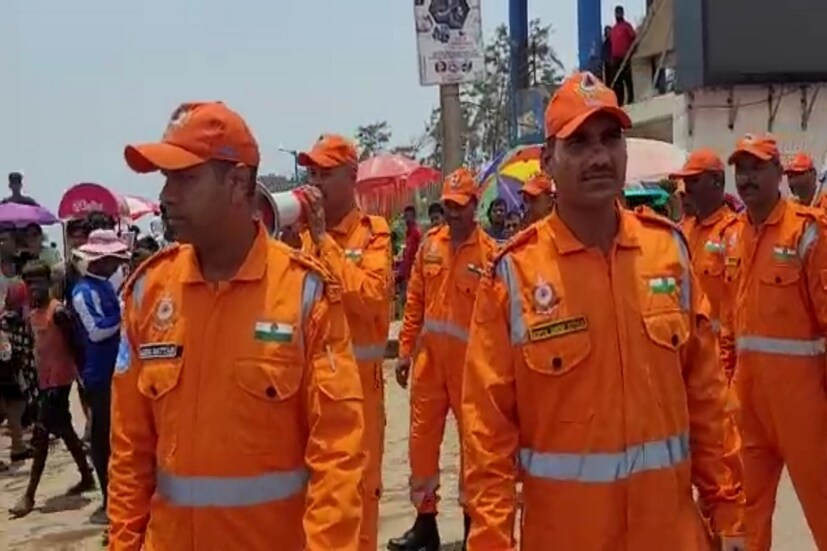 শ্রী সিং বলেছেন যে কোনও পরিস্থিতি মোকাবেলায় এনডিআরএফ সম্পূর্ণরূপে প্রস্তুত রয়েছে। আমরা রাজ্য প্রশাসনের সাথে অবিচ্ছিন্ন সমন্বয়ে আছি। পরিস্থিতি নিবিড়ভাবে পর্যবেক্ষণ করা হচ্ছে। তিনি জানান যে ঘূর্ণিঝড়ের পরিপ্রেক্ষিতে নদিয়ার হরিণঘাটায় এনডিআরএফ সতর্ক অবস্থায় রয়েছে। একটি জরুরি অবস্থা কর্পস হেডকোয়ার্টার্সেও অপারেশনাল কন্ট্রোল রুম খোলা হয়েছে। Input- Rakesh Maity