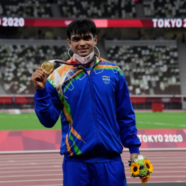 ২০২১ সাবে টোকিও অলিম্পিক্সে জ্যাভেলিন থ্রোয়ে সোনা জেতার পর থেকেই ১৩০ কোটি দেশবাসীর নয়ণের মণি হয়ে উঠেছেন 'সোনার ছেলে' নীরজ। টোকিও অলিম্পিক্সে নীরজ জ্যাভেলিন ছুঁড়েছিলেন ৮৭.৫৮ মিটার।