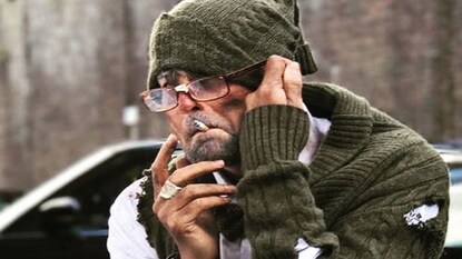 জীর্ণ পোশাকে বয়সের ভারে ঝুঁকে পড়া এই শীর্ণকায় বৃদ্ধকে চিনতে পারছেন? বলিউড অভিনেতার এই ‘হাল’ দেখে উদ্বিগ্ন ভক্তরা জীর্ণ পোশাকে বয়সের ভারে ঝুঁকে পড়া এই শীর্ণকায় বৃদ্ধকে চিনতে পারছেন? বলিউড অভিনেতার এই ‘হাল’ দেখে উদ্বিগ্ন ভক্তরা