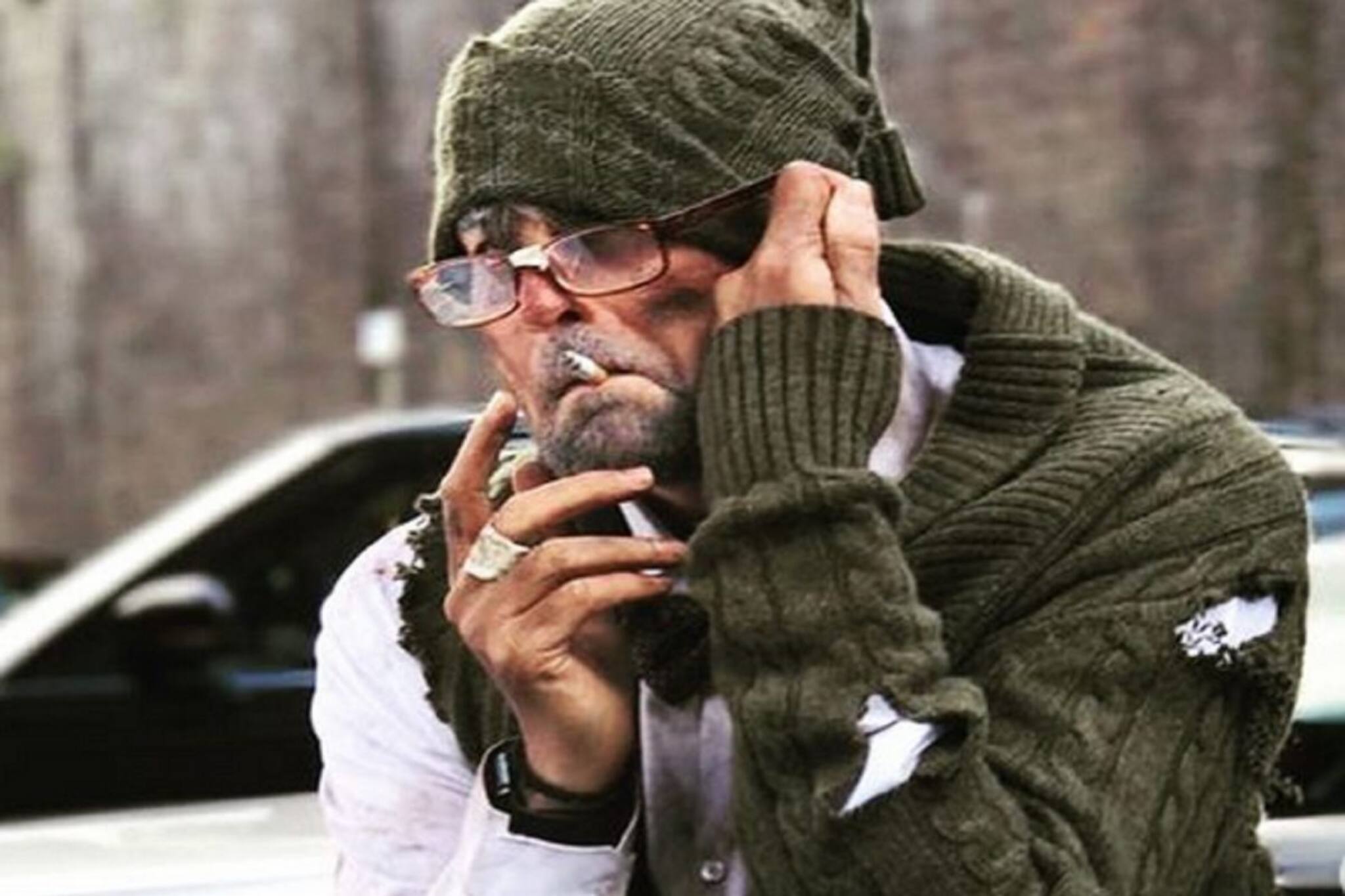 জীর্ণ পোশাকে বয়সের ভারে ঝুঁকে পড়া এই শীর্ণকায় বৃদ্ধ অভিনেতাকে চিনতে পারছেন?