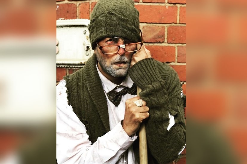 ৪১ বছরের অভিনেতা ফিরে এলেন ৭০ বছরের বৃদ্ধ হয়ে। এও কেমন করে সম্ভব? মাথায় শীতের টুপি। ভাঙাচোরা চশমা চোখে, হাতে সিগারেট, ছেঁড়া শীতের পোশাক জড়িয়ে সারা গায়ে। গাল গিয়েছে ভেঙে।