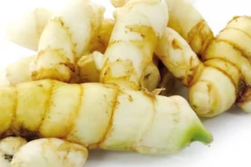আমও না, আদাও নয়৷ এ হল আম আদা৷ আদার মতো দেখতে হলুদ জাতীয় এই মশলা অনেক দিন ধরেই ভারতীয় মশলায় ব্যবহৃত হয়ে আসছে৷ আম আদার কারকিউমিন অসুখের বিরুদ্ধে শরীরের রোগ প্রতিরোধ ক্ষমতা মজবুত করে৷
