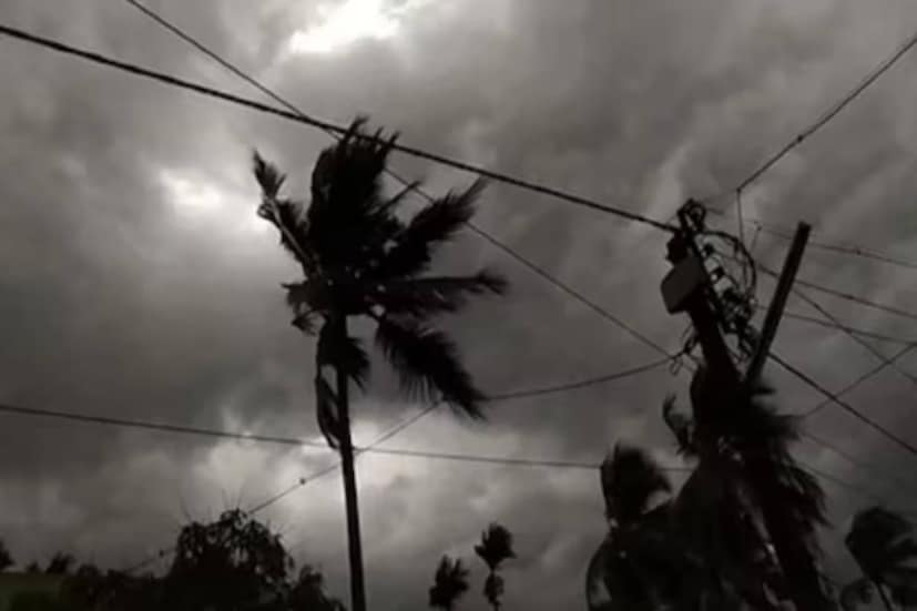প্রবল ঝড়ের তাণ্ডব চলবে রাজ্যে। পূর্বাভাস হাওয়া অফিসের। মঙ্গলবার ঝাড়খণ্ড সংলগ্ন এলাকায় একটি ঘূর্ণাবর্ত তৈরি হবে যার ফলে ২৩ থেকে ২৭ মে টানা পাঁচ দিন রাজ্যে প্রবল ঝড় বৃষ্টির পরিমাণ বাড়বে৷ সঙ্গে ৪০ থেকে ৫০ কিলোমিটার বেগে ঝোড়ো বাতাস বয়ে যাওয়ার সম্ভাবনা থাকছে।( প্রতিবেদন: শর্মিষ্ঠা বন্দ্যোপাধ্যায়)