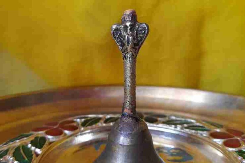 অনেক রকমের গরুড় ঘণ্টা পাওয়া যায়। এক ধরনের ঘণ্টা হয় ছোট। বহন করা সুবিধে। এক হাতে তুলে বাজানো যায়। সাধারণত বাড়িতে বসে পুজোর সময় এই ঘণ্টা ব্যবহৃত হয়।