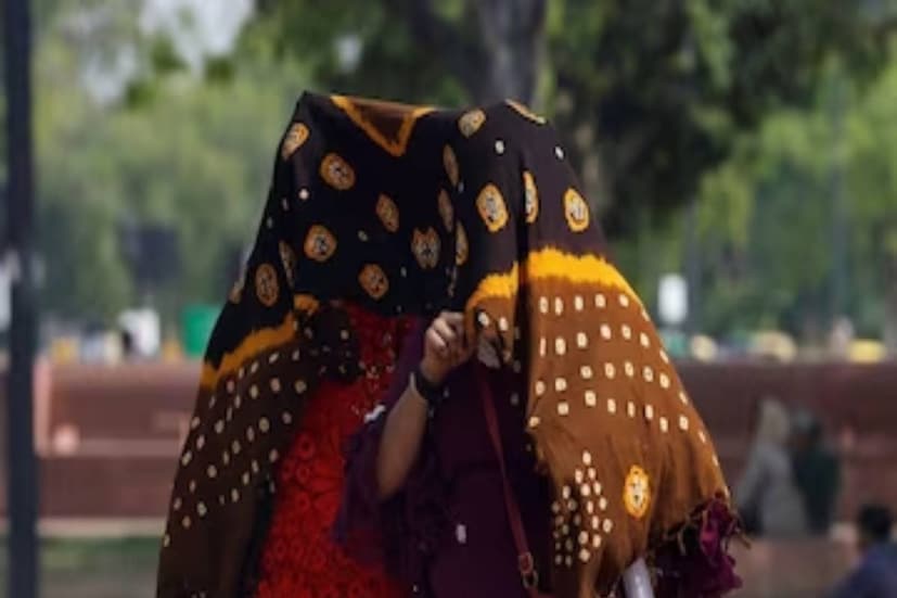 জুনমাসের গোড়ায় গাঙ্গেয় বঙ্গের গরম হতে চলেছে প্যাচপ্যাচে৷ কারণ বায়ুমণ্ডলে জলীয় বাষ্পের আধিক্য প্রচুর৷ ফলে শুকনো গরমের পরিবর্তে ঘাম হচ্ছে দেদার৷ পূর্বাভাস বলছে, রবিবার পর্যন্ত বৃষ্টির কোনও সম্ভাবনা নেই৷