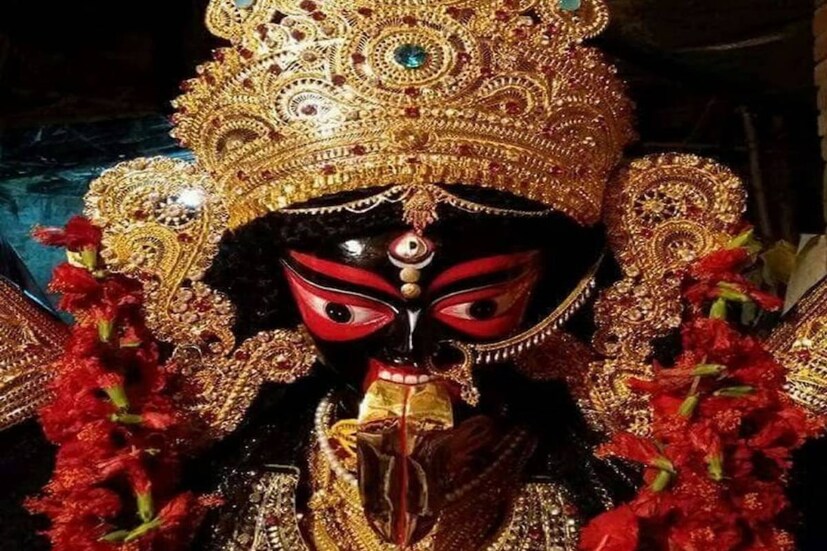 প্রচলিত বিশ্বাস, ফলহারিণী কালী পুজোর দিন মা কালী স্বয়ং, তাঁর সন্তানদের শুভ ফল প্রদান করেন এবং সেই সঙ্গে তাদের অশুভ ফলও হরণ করে থাকেন।  