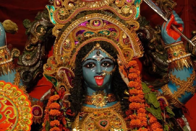 আম, লিচু, তরমুজ, তালশাঁস-সহ রকমারি ফল জ্যৈষ্ঠ মাসে সহজে পাওয়া যায়। ভক্তরা তাঁদের আরাধ্য দেবী কালীকে এই পুণ্যতিথিতে বিভিন্ন ফল উৎসর্গ এবং প্রসাদ নিবেদন করে থাকেন। 