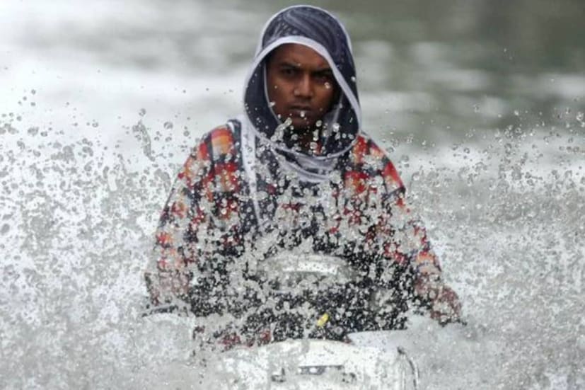 হালকা থেকে মাঝারি মাপের বিক্ষিপ্ত বৃষ্টিপাত হচ্ছে উত্তরবঙ্গ এবং দক্ষিণবঙ্গের জেলাগুলিতে। স্বস্তির বৃষ্টি পেয়েছে কলকাতা।