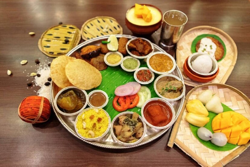 এই তিথিতে ৬ টি ফল নিবেদন করা হয় মা ষষ্ঠীকে। তার পর ব্রতকথা শোনার পর জলে চোবানো ঠান্ডা তালপাতার বাতাস করা হয়। জামাই ও সন্তানের হাতে বেঁধে দেওয়া হয় মাঙ্গলিক সুতো। 