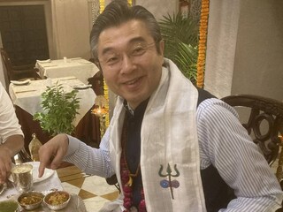 জাপানের রাষ্ট্রদূত হিরোশি সুজুকি বারাণসীর পথে মুগ্ধ হলেন টকঝাল ফুচকায়, (ছবি : ট্যুইটার)