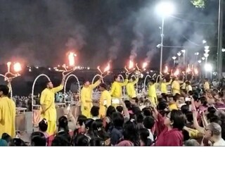 সন্ধ্যাবেলার এই আরতি দর্শনার্থীদের মধ্যে জনপ্রিয় হয়ে উঠেছে