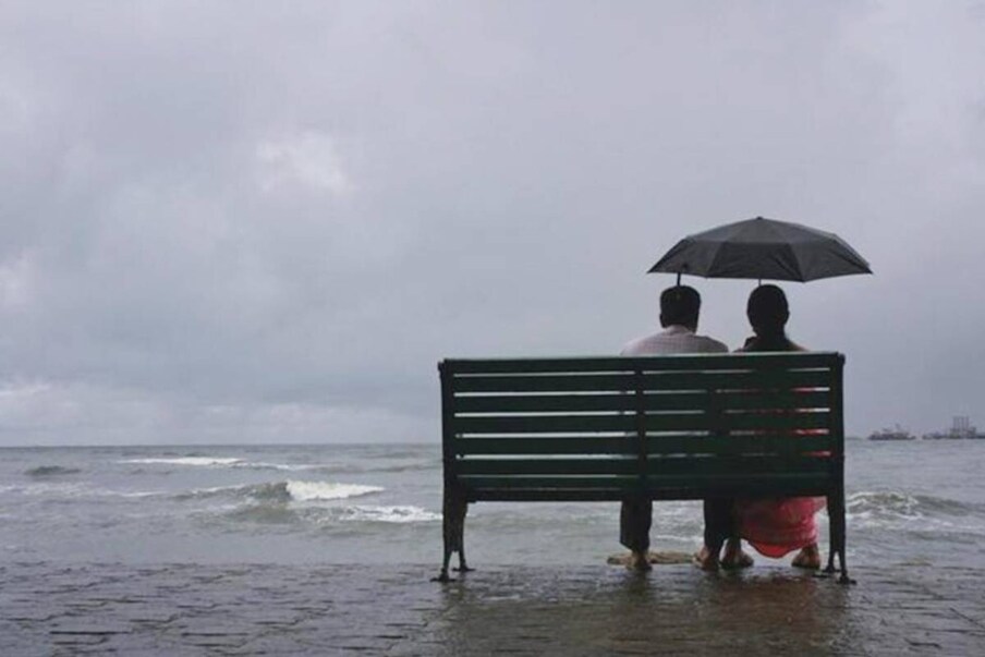  জ্যৈষ্ঠের অসহনীয় গরমের মধ্যেই হাওয়া অফিসের পূর্বাভাসে আরও বাড়ল অস্বস্তি৷ আবহাওয়া দফতরের ঘোষণা, এ বার সারা দেশেই বিলম্বিত বর্ষা৷ সাধারণত প্রতি বছর ১ জুন দেশের দক্ষিণ পশ্চিম উপকূলের কেরলে বর্ষা এসে পৌঁছয়৷