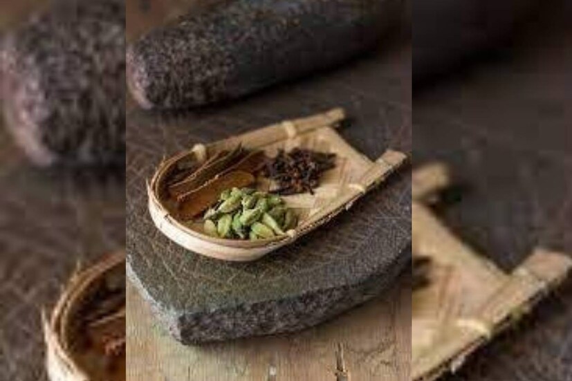 শিলনোড়ায় মশলা বাটার সময় ঘর্ষণে একটা উত্তাপ তৈরি হয়৷ এতে রান্নার স্বাদ বেড়ে যায়৷