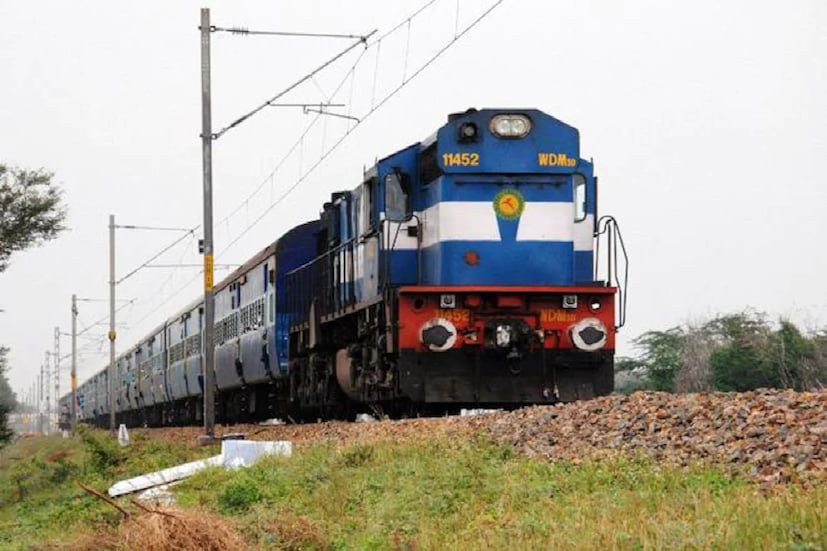 বাতিলের তালিকায় থাকছে মূলত কয়েকটি EMU ট্রেন। তবে এর জেরে কিছু মেল ও এক্সপ্রেস ট্রেনের যাত্রাপথও নিয়ন্ত্রণ করা হচ্ছে বলে রেল সূত্রের খবর।