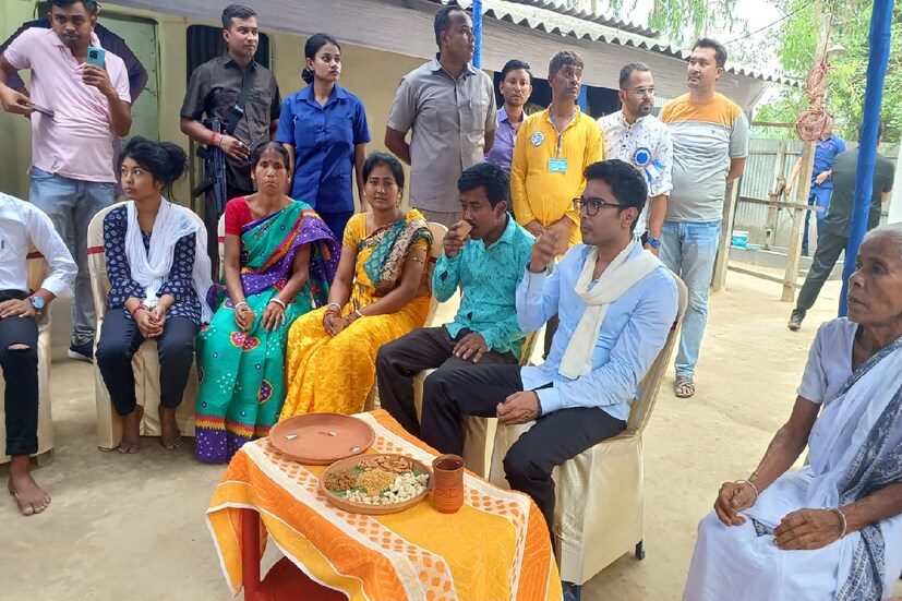 সোমবার তিনি হেমতাবাদে কালু বর্মণের বাড়িতে যান অভিষেক বন্দ্যোপাধ্যায়। এই রাজবংশী পরিবারের প্রত্যেক সদস্যদের সঙ্গে ব্যক্তিগত ভাবে কথা বলেন। ছাপোষা এই মধ্যবিত্ত পরিবারের মাটির বাড়ির নিকানো উঠোনে বসে চা-বিস্কুট খান অভিষেক। বর্মণ বাড়িতে ছিল মন্দিরও৷